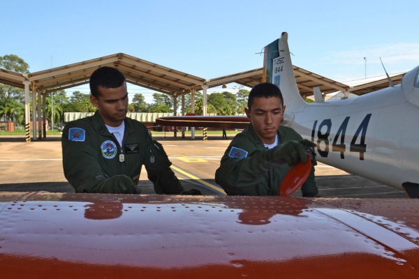 Cadete realiza inspeção externa supervisionada pelo instrutor