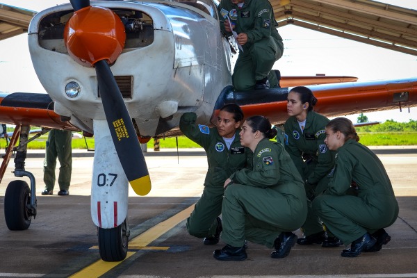 As Cadetes são instruídas sobre a inspeção externa da aeronave T-25