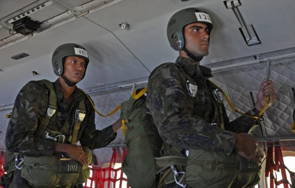 Após o treinamento em solo, os cadetes realizam salto real