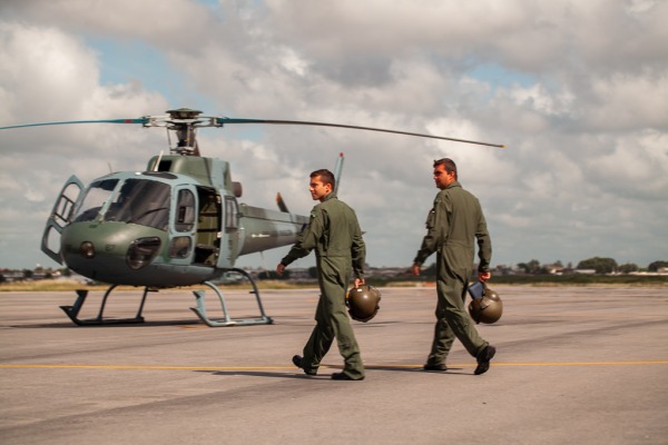 Instrutor e estagiário se dirigem para a primeira instrução aérea