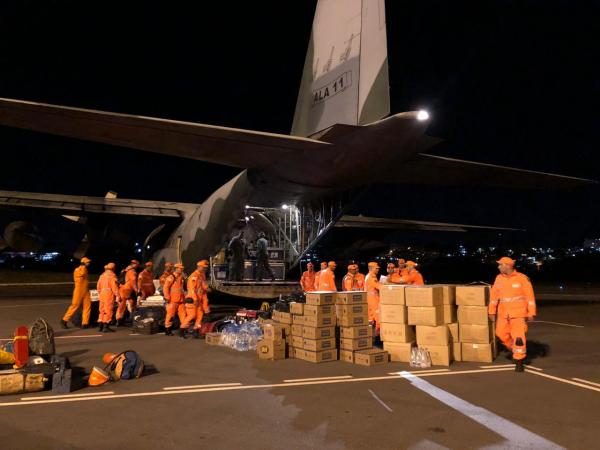 Primeiro pouso aconteceu em Belo Horizonte (MG), nesta sexta-feira (29), com embarque de militares, bombeiros e materiais