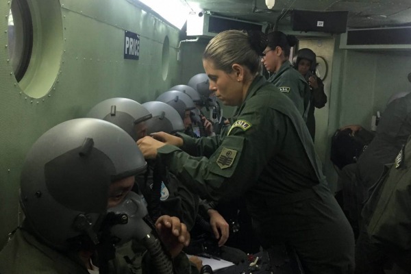 Durante simulação, militares são submetidos a possíveis adversidades, como despressurização de cabine, necessidade de ejeção e desorientação espacial