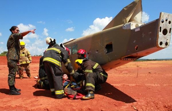 Futuros oficiais em formação no Centro de Instrução e Adaptação da Aeronáutica passam por treinamentos operacionais