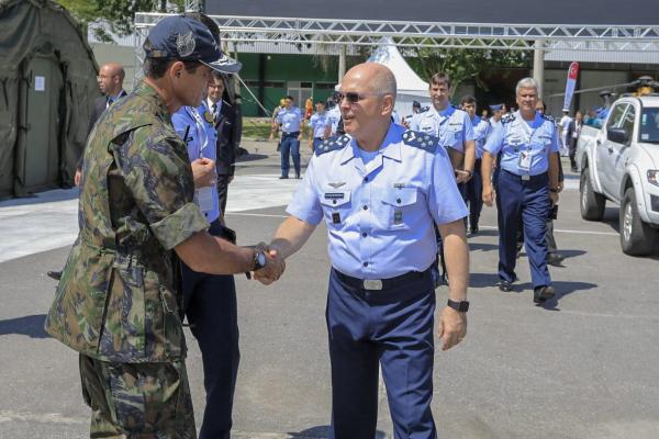 Comandante confere estrutura de apoio da FAB ao evento.