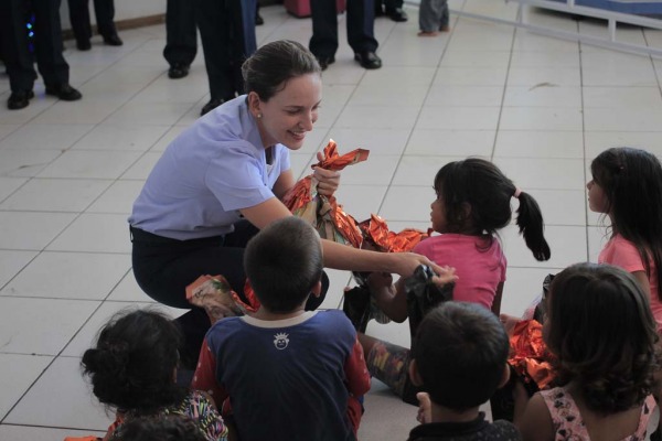 Em Campo Grande (MS), foram entregues ovos de Páscoa na Associação dos Amigos da Criança com Câncer; em Barbacena (MG), os alunos visitaram instituição filantrópica