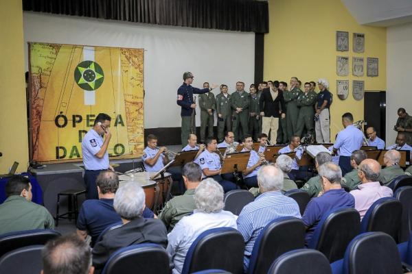 Aviadores encenam a tradicional Ópera do Danilo