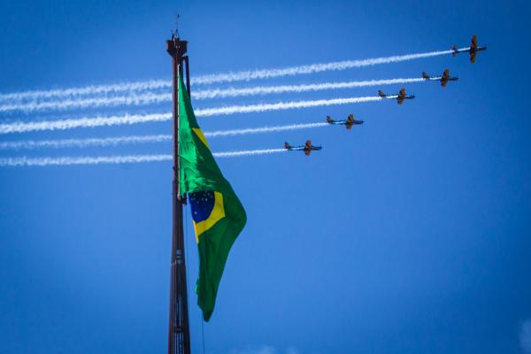 Show de acrobacias de número 3.865 aconteceu na Praça dos Três Poderes; estande da FAB no local teve informação e entretenimento para os visitantes