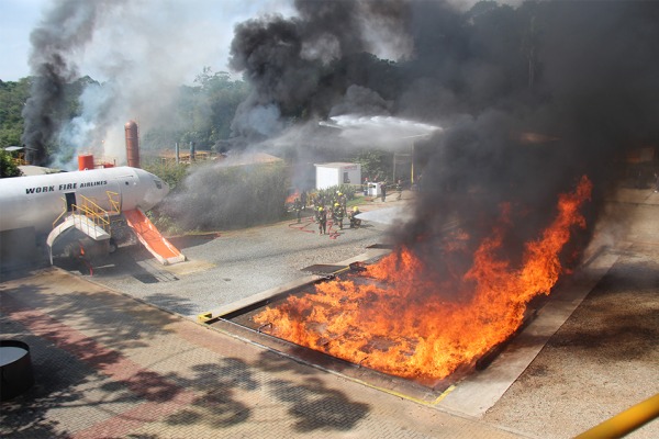 Exercício simula incêndio causado por uma queda de aeronave Boeing 737 e envolveu 20 instituições