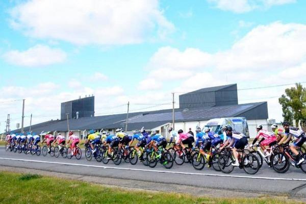 Ciclistas competindo na 76° Volta Internacional do Uruguai CRÉDITO: Ana Laura Antúnez 