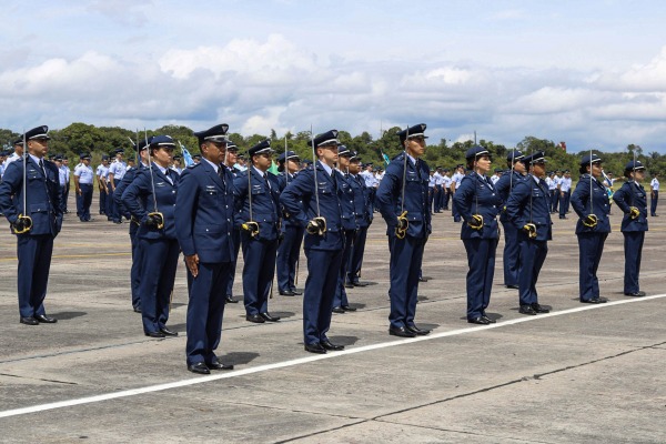 Cerimônias foram marcadas pelo compromisso à Bandeira Nacional e homenagens aos melhores estagiários