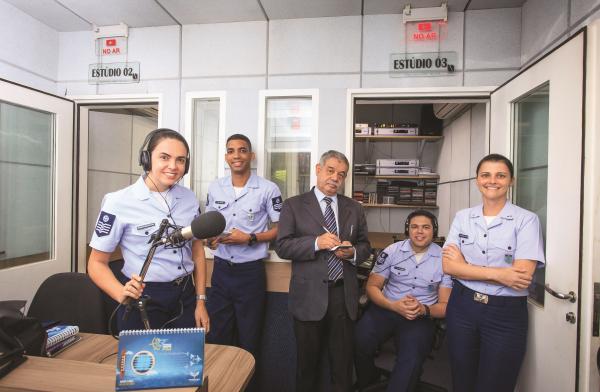 Equipe da Rádio Força Aérea, que completa dez anos