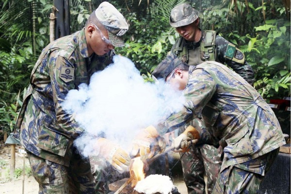 Efetivo do Quarto Centro Integrado de Defesa Aérea e Controle de Tráfego Aéreo (CINDACTA IV) realizou estágio em unidade do Exército em Manaus (AM)