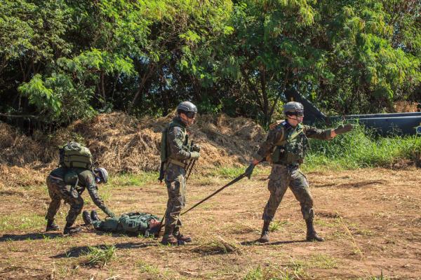 Militares simulam atendimento médico sob ataque inimigo