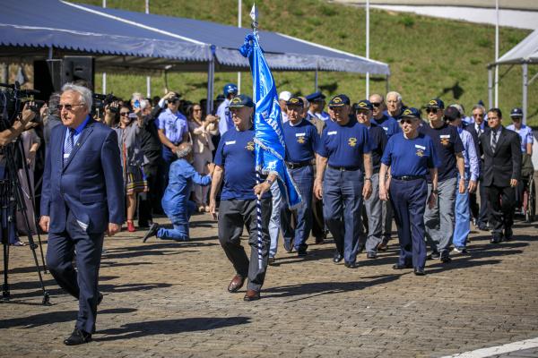 Turma Pioneira desfila durante a cerimônia