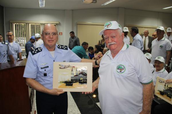 Comandante da Aeronáutica recebe lembrança da Associação dos Catalineiros