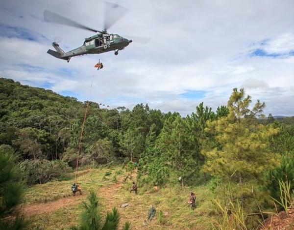 Helicóptero Black Hawk é utilizado em resgates