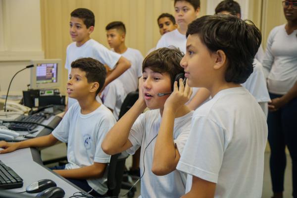 Estudantes fizeram visitas monitoradas, acompanhados de oficiais e graduados, aos Simuladores de Torre de Controle 3D