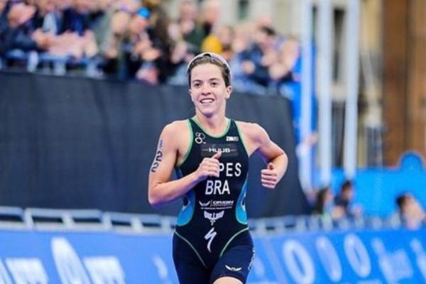 Sargento Vittória Lopes na prova de corrida do Campeonato Mundial de Triathlon