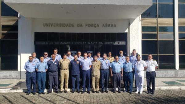 O grupo conheceu os trabalhos realizados pela ECEMAR nos cursos de Altos Estudos