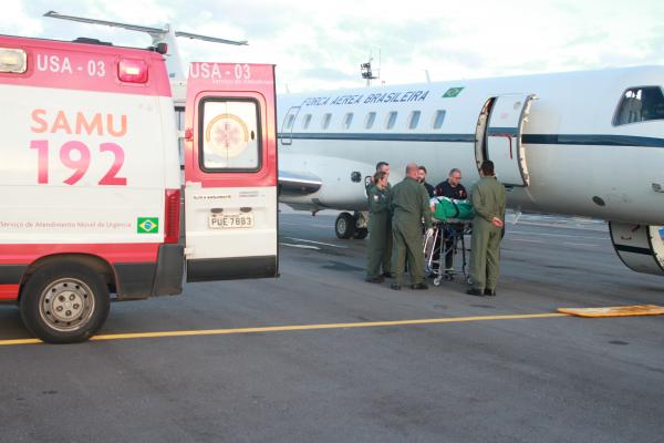 Uma aeronave VC-99 realiza o descolamento dos pacientes para Belo Horizonte (BH)