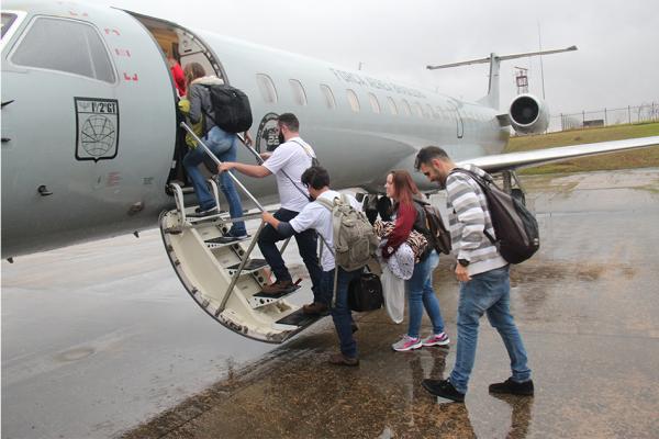 Aeronave decolou da Base Aérea de São Paulo com destino ao Acre, onde universitários irão desenvolver ações de atendimento às necessidades sociais