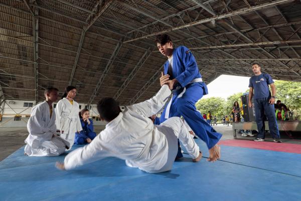 Crianças e jovens participam de diversas atividades esportivas