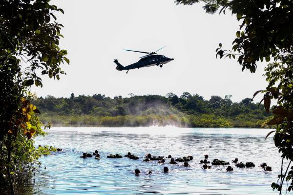 Treinamento da Ala 8, em Manaus (AM), abordou procedimentos de emergência em aeronaves, ações imediatas após acidente e transposição em curso de água