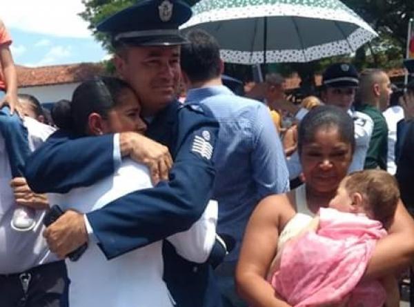 O Sargento Wesley Lemos do Nascimento é exemplo para a filha que também é graduada da FAB