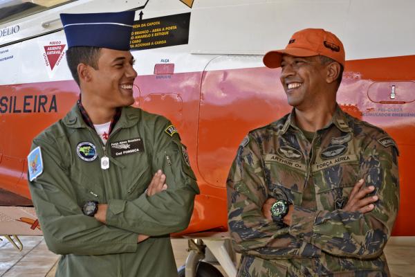 Em homenagem ao Dia dos Pais, a FAB reúne histórias de militares que transmitiram o amor à farda a outras gerações