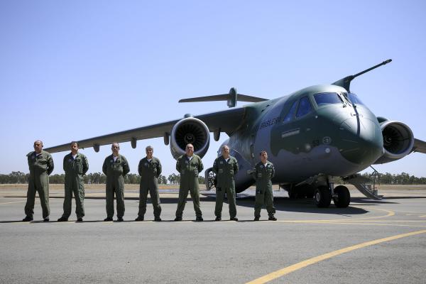 Tripulação da nova aeronave KC-390