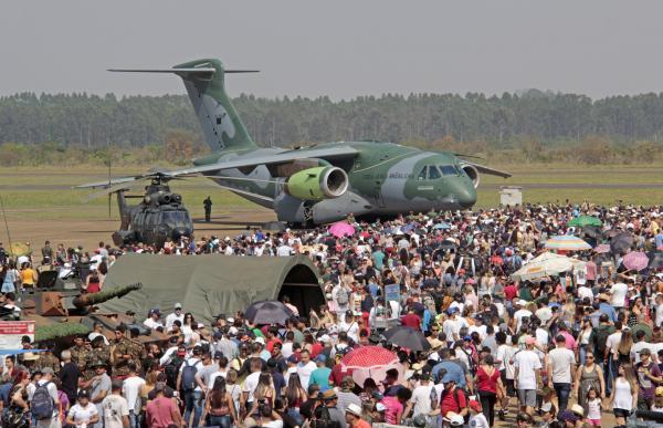 Público pôde conhecer o KC-390, nova aeronave multimissão da FAB, e, ainda, assistir às acrobacias da Esquadrilha da Fumaça 