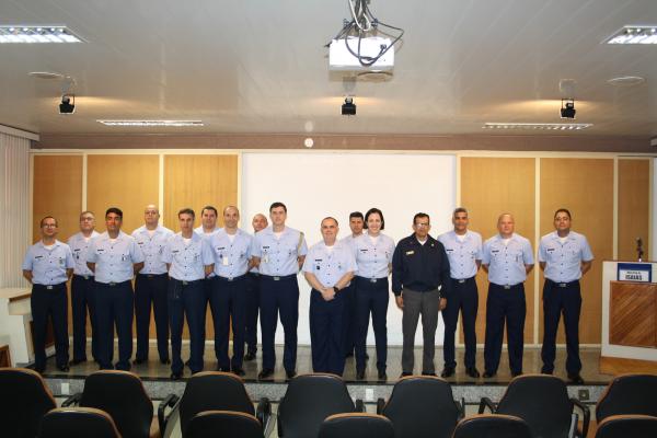 Onze militares da FAB e um da Marinha do Brasil são formados para prestar assessoria direta à alta administração