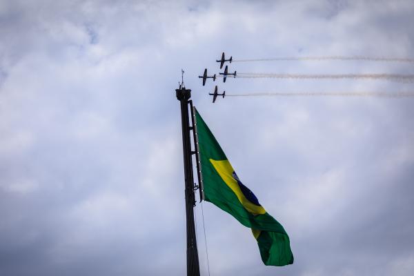 Evento na Praça dos Três Poderes, em Brasília (DF), contou com apresentação da Esquadrilha da Fumaça e outras atrações para o público