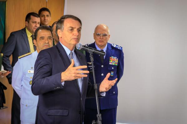 Presidente Jair Bolsonaro assinou documento nesta quarta-feira (16), no Palácio do Planalto