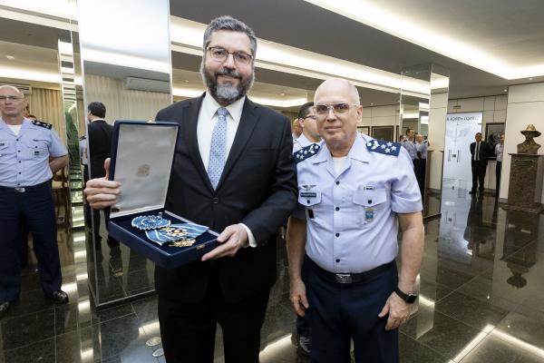 Condecoração ocorreu em cerimônia no Comando da Aeronáutica, nesta quinta-feira (17)