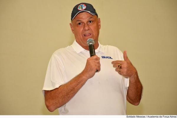 Oscar durante conversa com os cadetes