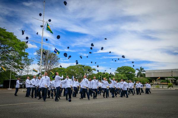 Cerimônia na Ala 1 foi marcada pelo compromisso à Bandeira Nacional e homenageou militares que se destacaram durante o curso