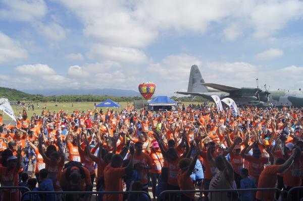 Fumaça celebra também os 13 anos do recorde mundial de número de aeronaves voando, simultaneamente, em formação e no dorso