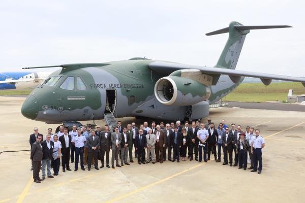 Visita foi realizada na unidade da Embraer em Gavião Peixoto (SP)