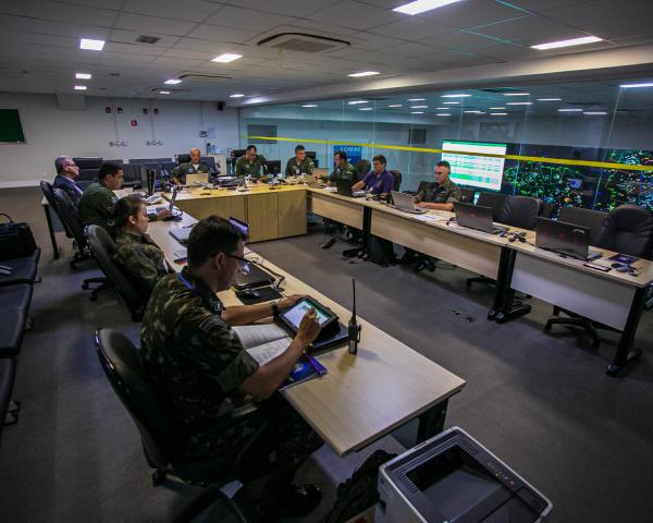 Militares acompanharam movimentação aérea e gerenciaram restrições de voo