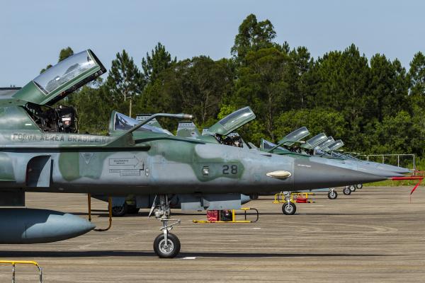 Mais de 50 aeronaves estão envolvidas no treinamento que simula uma guerra regular