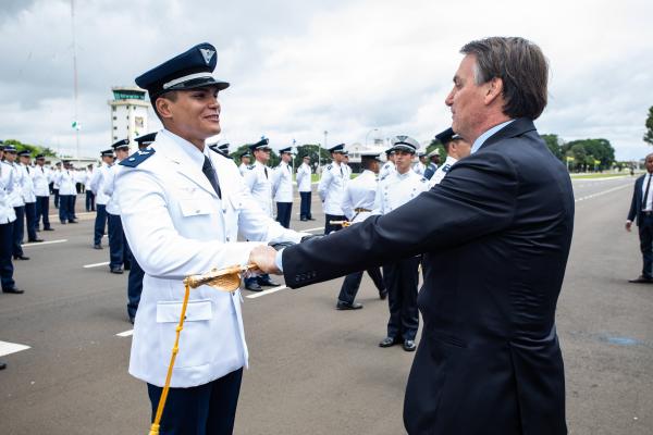 Quem pilota melhor é a Força Aérea', diz filha de Bolsonaro - Prisma - R7  R7 Planalto