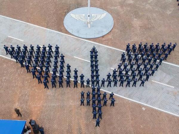 Pela primeira vez na história da Escola, alunas integram a turma 