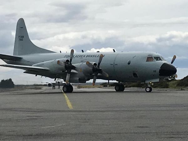 P-3AM da Força Aérea Brasileira pousou em Punta Arenas nesta quarta-feira (11)