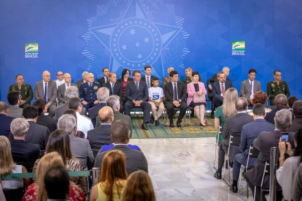 Ministro da Defesa substituto e Comandante da Aeronáutica, Tenente-Brigadeiro do Ar Antonio Carlos Moretti Bermudez, participa da cerimônia no Palácio do Planalto