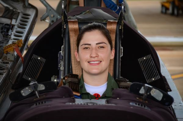 Tenente Juliana participa da formação da sua primeira turma no 1º Esquadrão de Instrução Aérea