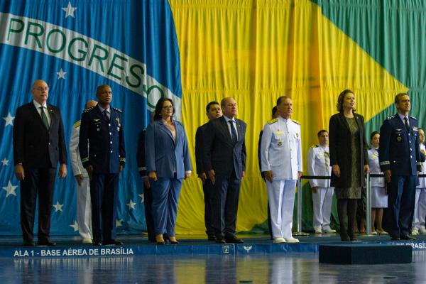 O Ministro da Defesa agraciou, nesta sexta-feira (06), personalidades civis e militares, na Ala 1, em Brasília (DF)