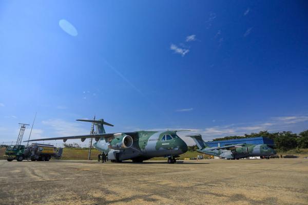 Os aviões transportaram 452 mil Equipamentos de Proteção Individual (EPIs) e 1.080 litros de álcool em gel para Manaus (AM) 