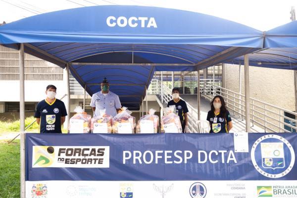  Ao todo, 112 alunos oriundos das redes de ensino Municipal e Estadual de São José dos Campos foram contemplados com dois kits alimentação 