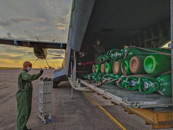 Os C-105 Amazonas transportaram cilindros de oxigênio, entre sexta-feira (22) e sábado (23), que foram reabastecidos e utilizados no combate ao novo Coronavírus